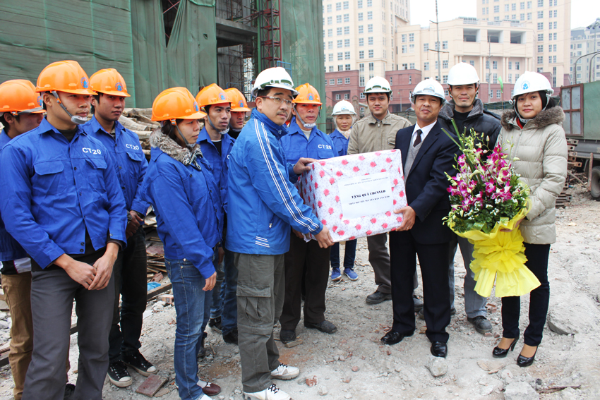 Công đoàn HANDICO chúc Tết công nhân tại công trường thi công Trụ sở HANDICO tại Mễ Trì Hạ nhân dịp Tết Tân Mão 2011